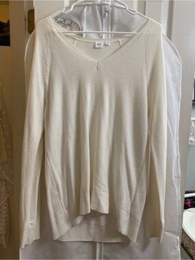 GAP Cream V-Neck Lightweight Knit Sweater